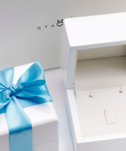 Alternatywny widok Delikatne kolczyki brylantowe 0,10ct w białym złocie