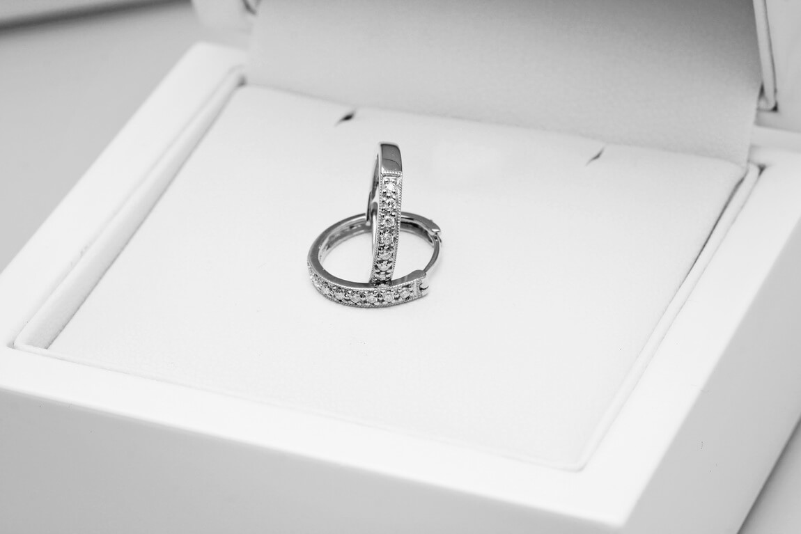 Śliczne kolczyki kółka z brylantami w 18-karatowym złocie - DDE0014W - Obrázek 4