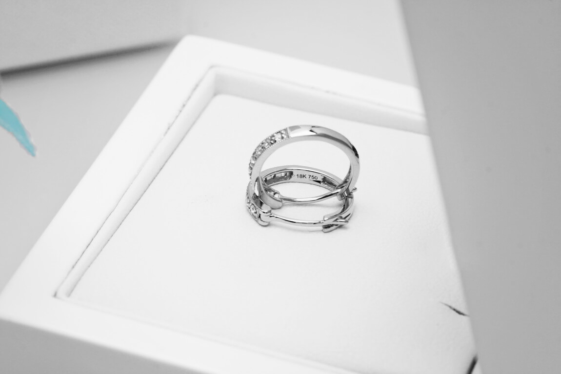 Śliczne kolczyki kółka z brylantami w 18-karatowym złocie - DDE0014W - Obrázek 7