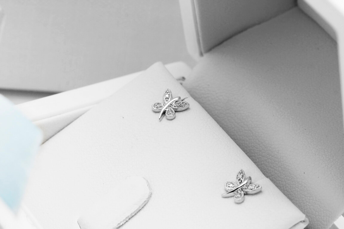 Kolczyki motylki z diamentami w białym złocie - Obrázek 4