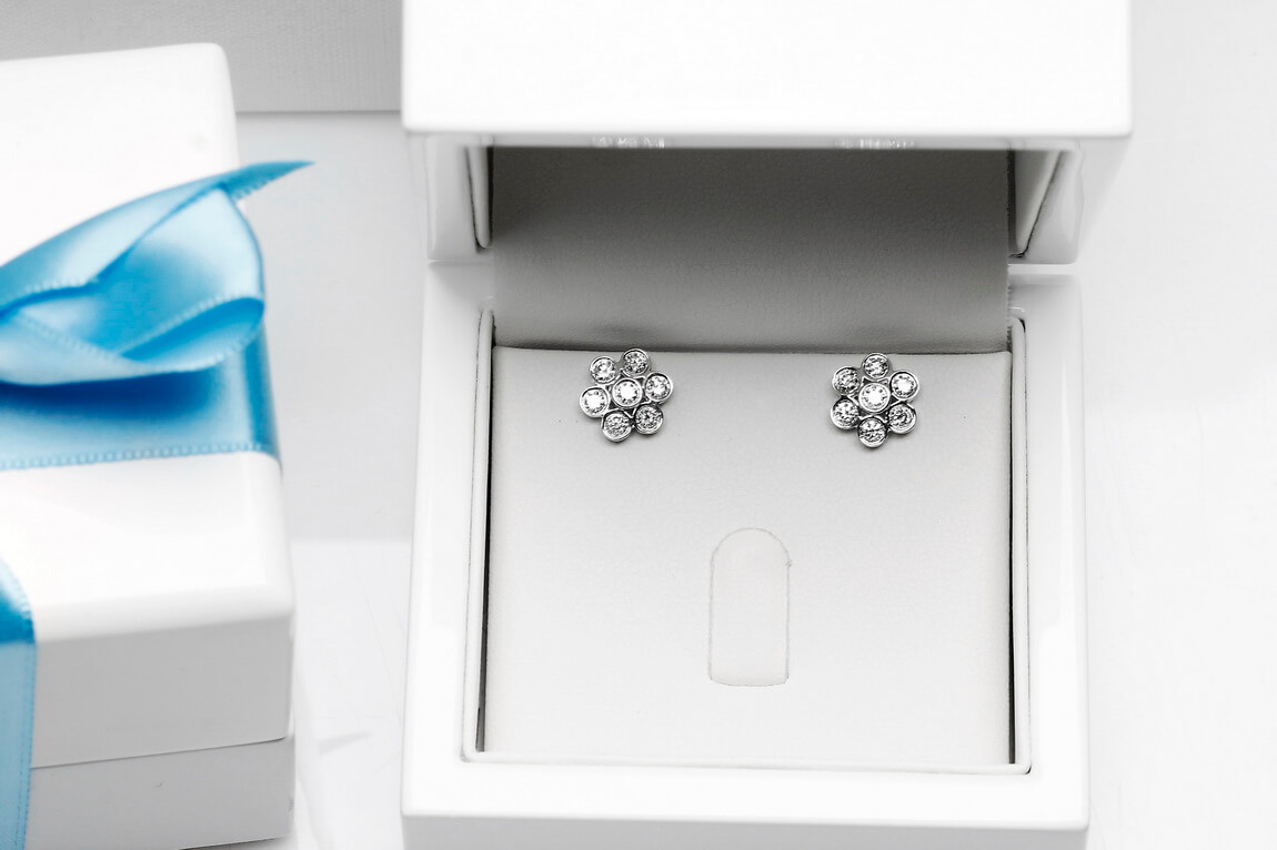 Exclusive | Brylantowe kolczyki kwiatki - obrazek 4