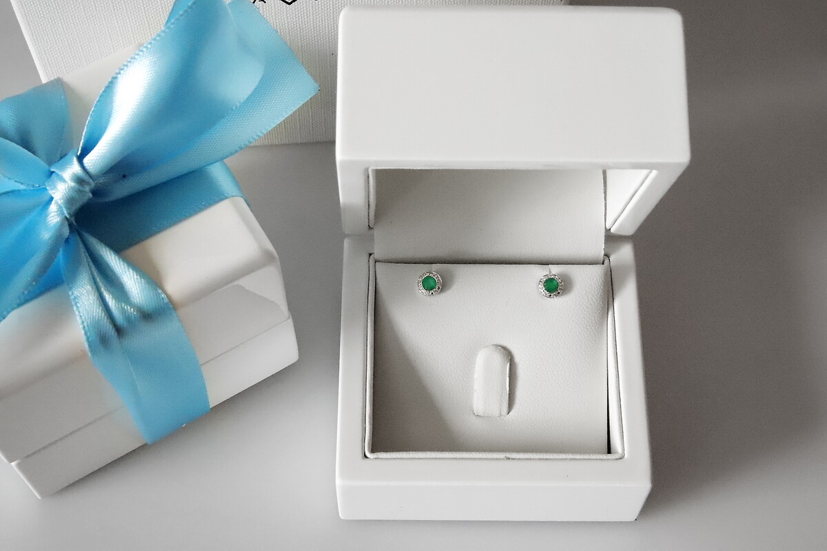 Kolczyki z białego złota ze szmaragdami i diamentami - KBD2950E - Image 2