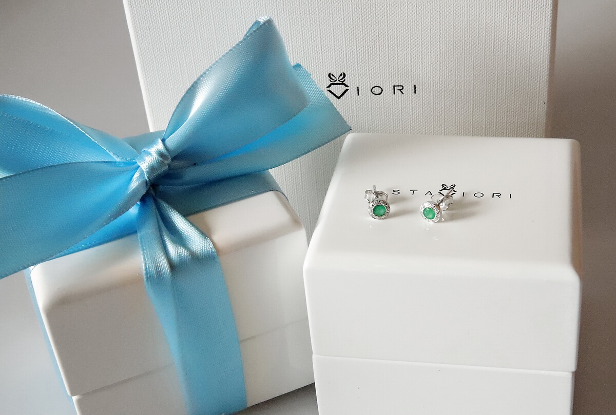 Kolczyki z białego złota ze szmaragdami i diamentami - KBD2950E - Image 5