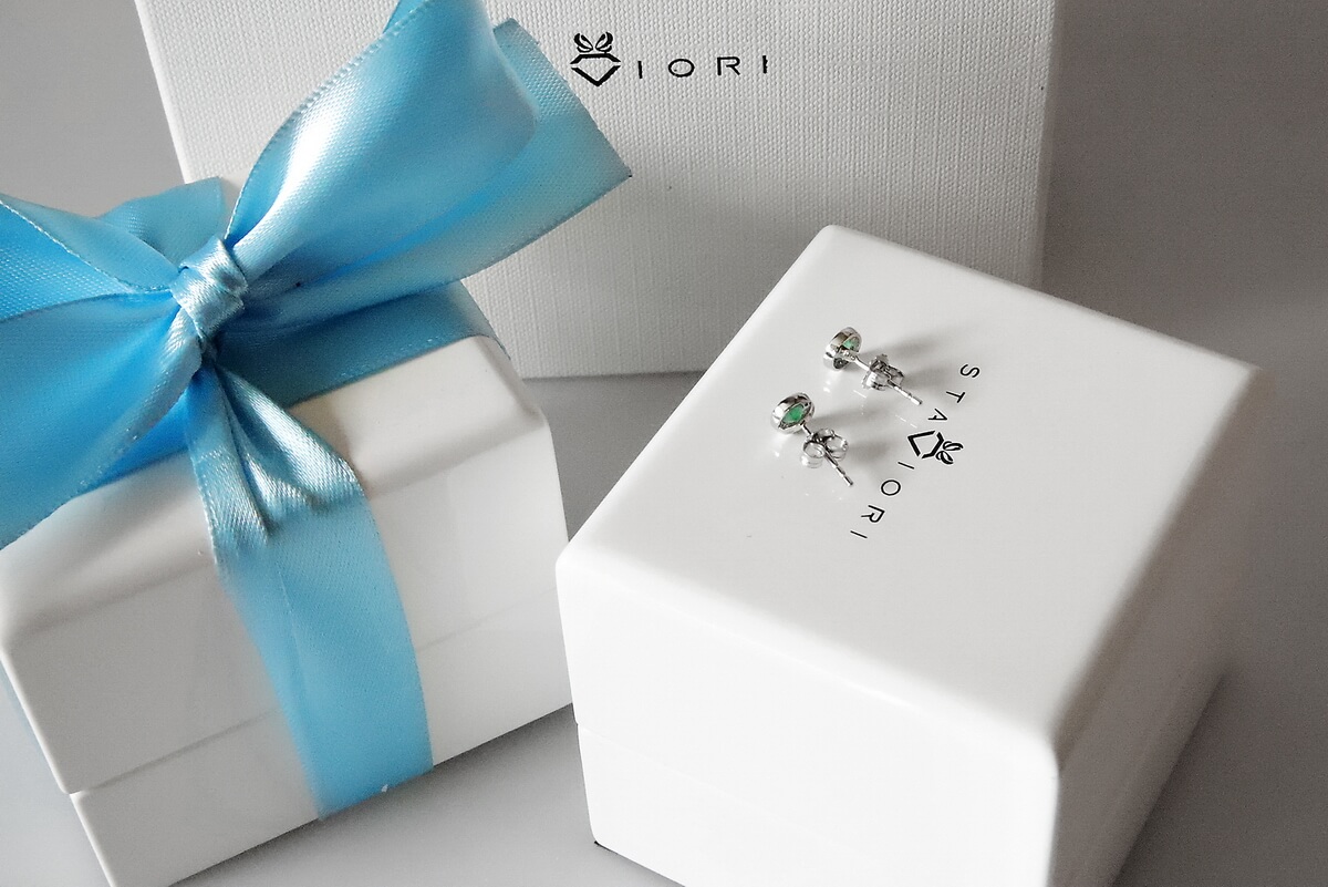 Kolczyki z białego złota ze szmaragdami i diamentami - KBD2950E - Image 6