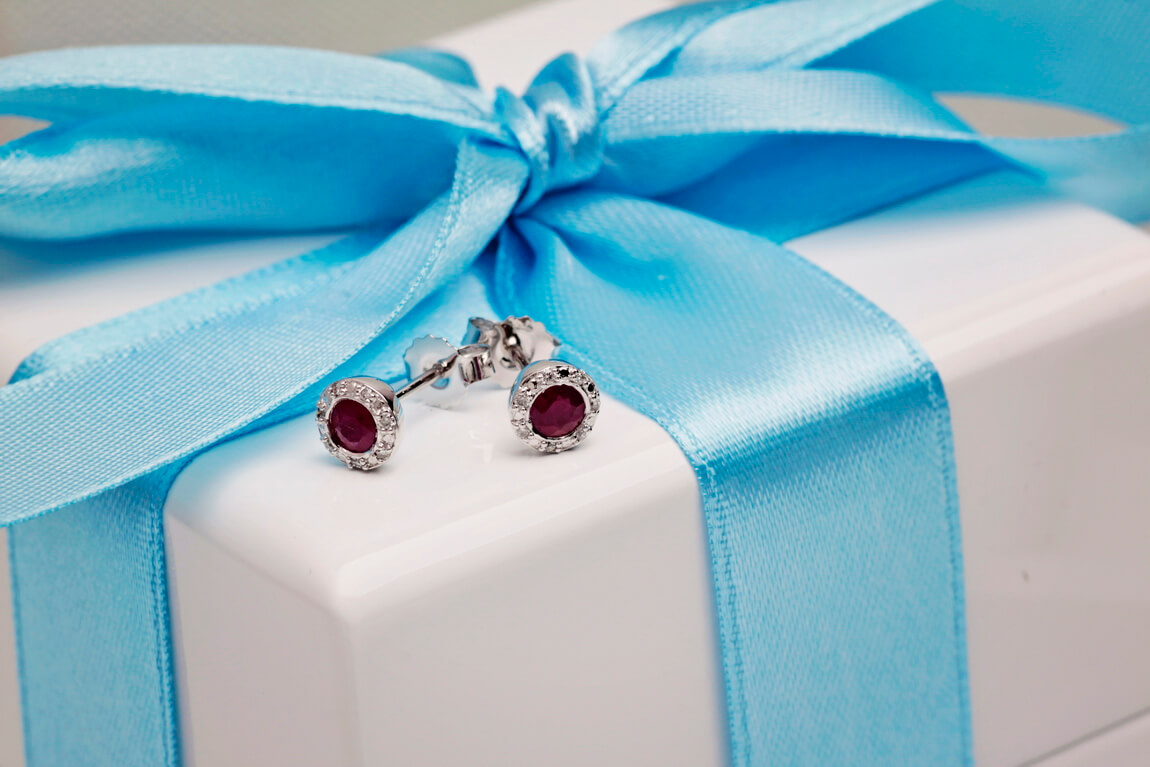 Kolczyki z białego złota z rubinami i diamentami - KBD2950R - obrazek 3