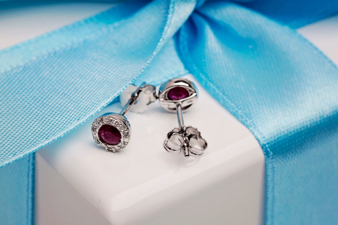 Kolczyki z białego złota z rubinami i diamentami - KBD2950R - obrazek 4