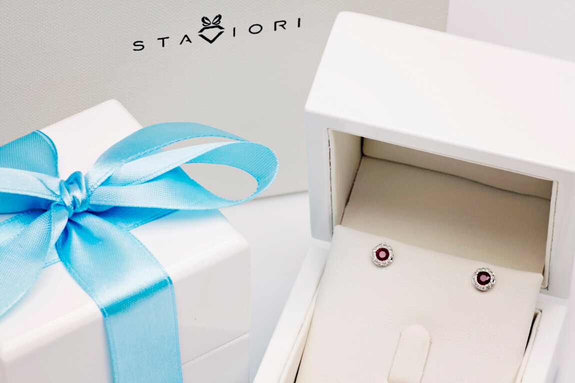 Kolczyki z białego złota z rubinami i diamentami - KBD2950R - obrazek 5