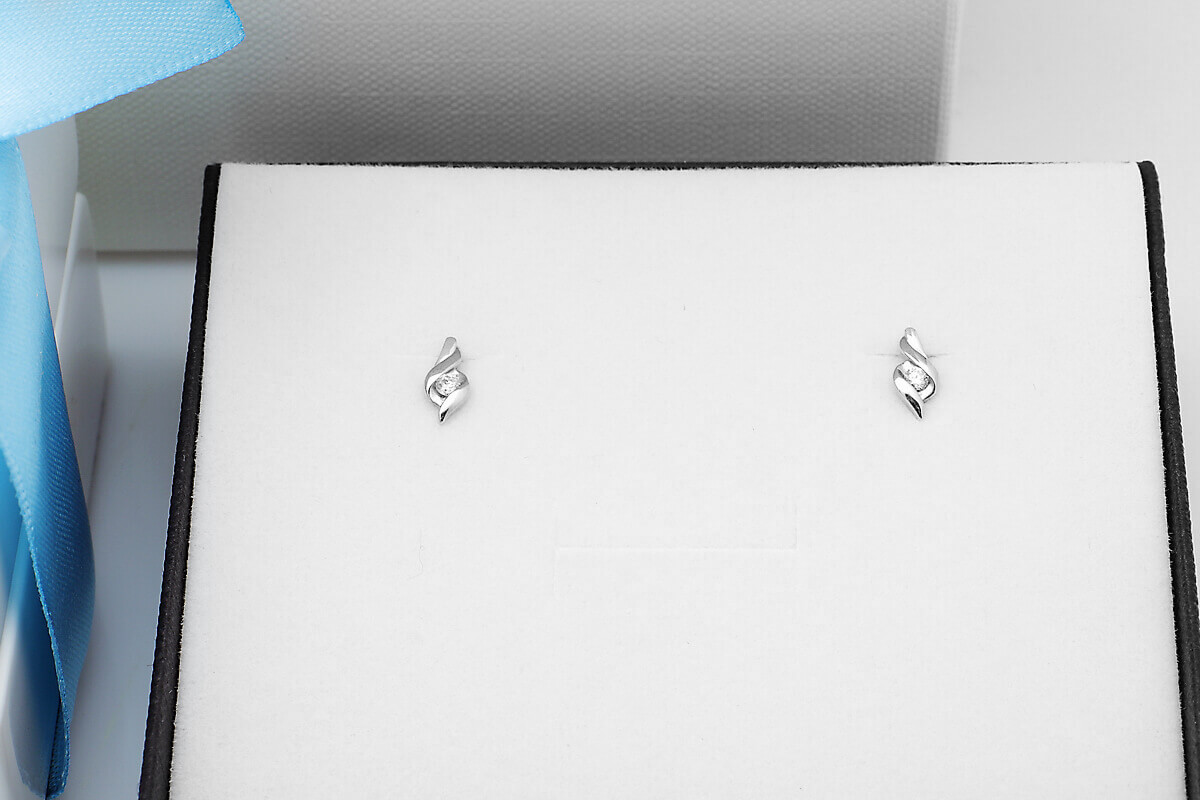 Kolczyki z białego złota z diamentami - KBD5720 - Image 4