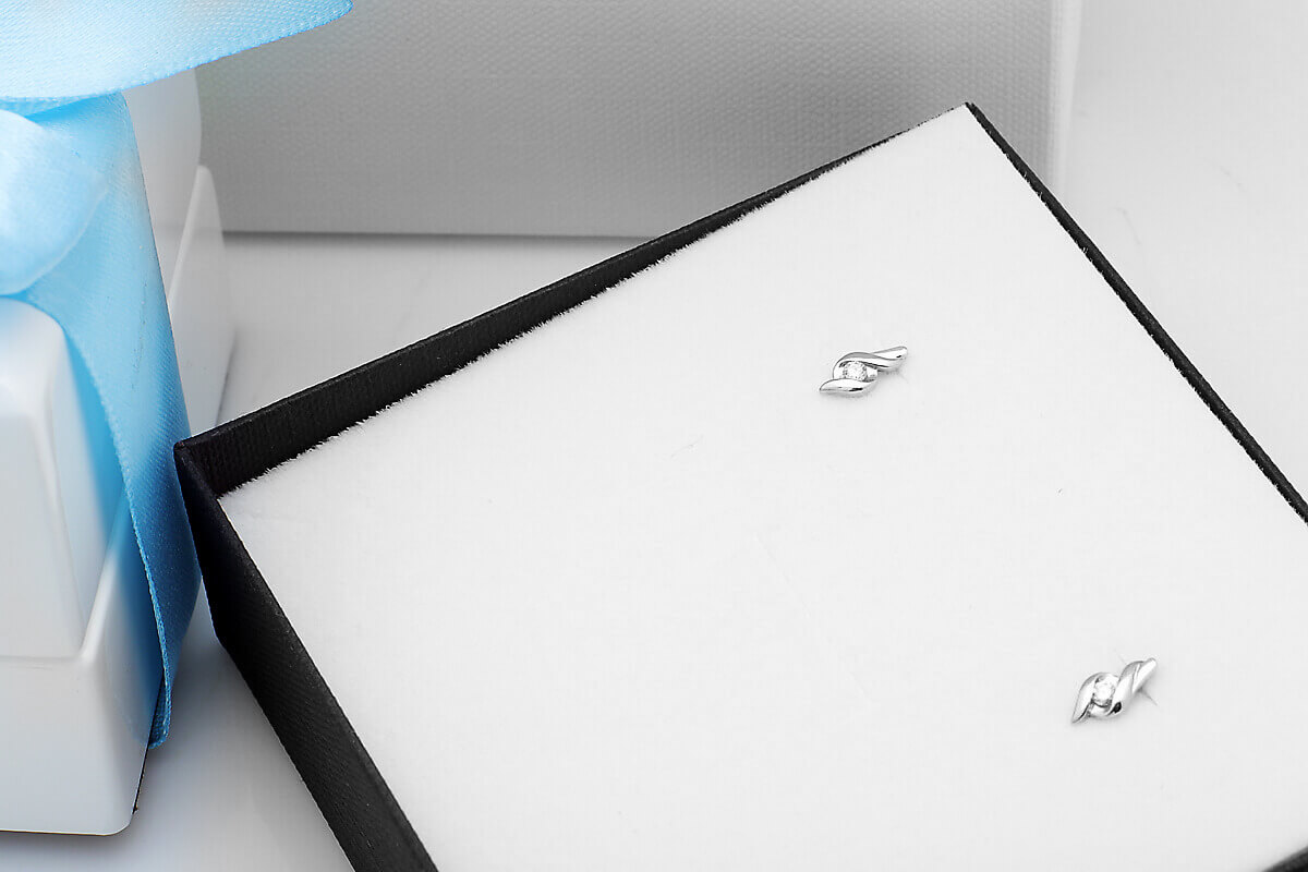 Kolczyki z białego złota z diamentami - KBD5720 - Image 5