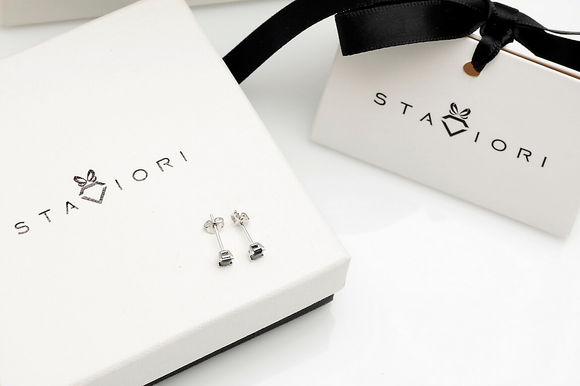 Srebrne małe kwadratowe kolczyki z czarną cyrkonią - obrazek 4