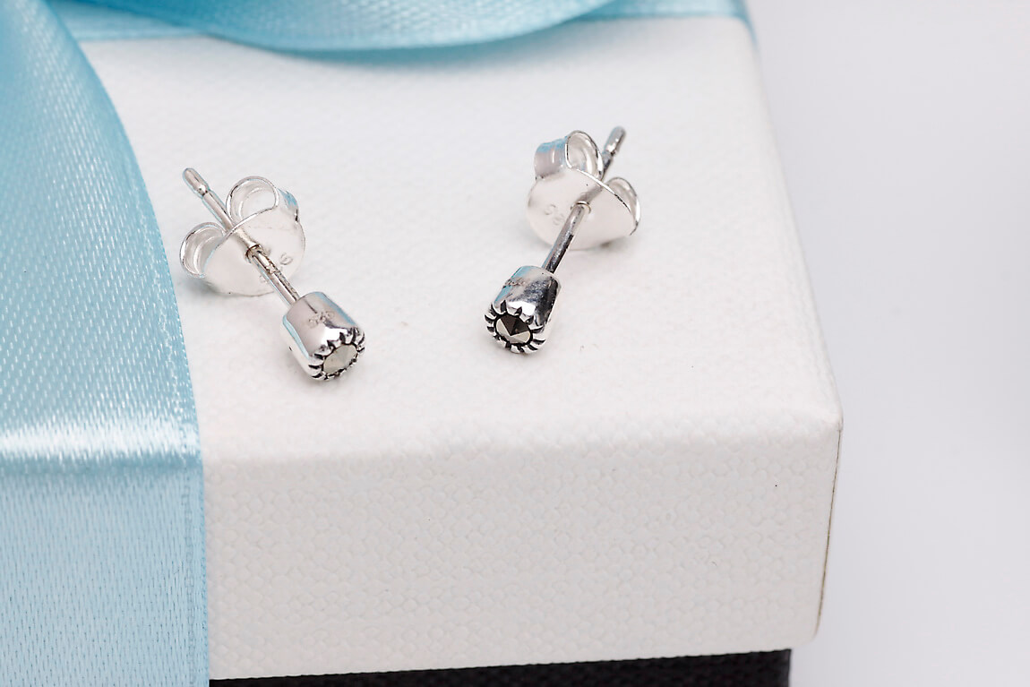 Srebrne cudowne minimalistyczne kolczyki z markazytami - KDM4414 - obrazek 4