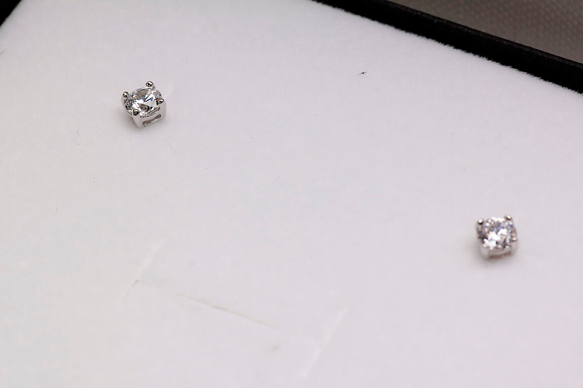 Srebrne małe kolczyki z cyrkonią - Obrázek 7