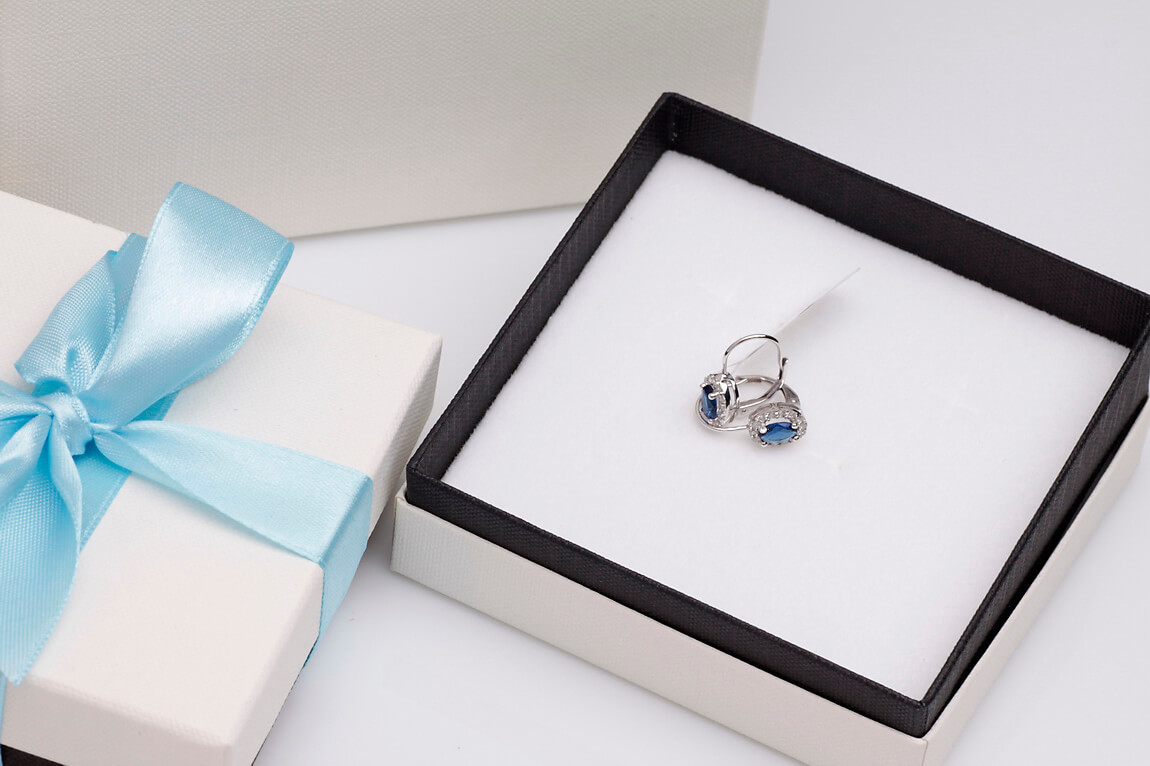 Srebrne kolczyki z niebieską cyrkonią na biglu - Image 3