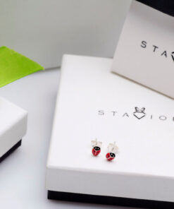 Alternativní pohled na Srebrne kolczyki biedronki dla dziewczynki