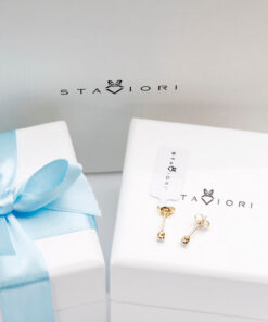 Alternativní pohled na Złote kolczyki z brylantami 0,10ct w gładkiej oprawie