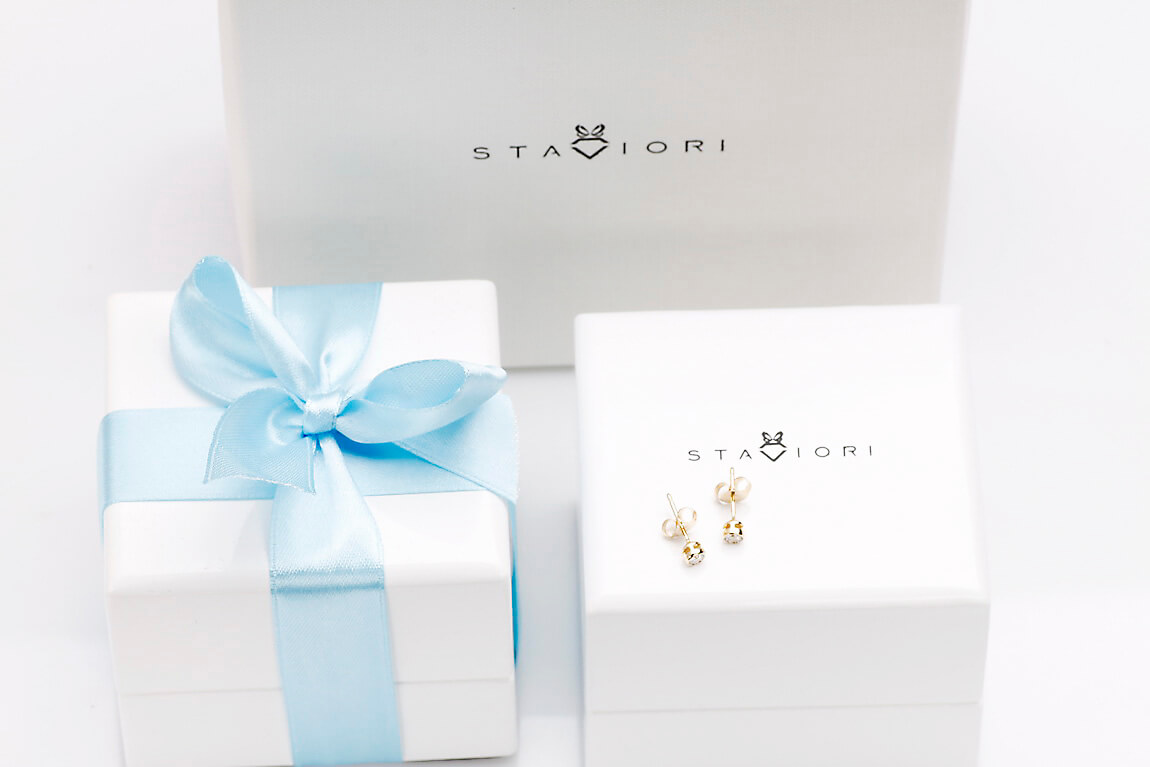 Złote kolczyki okrągłe z brylantami o masie 0,20ct – Bild 2