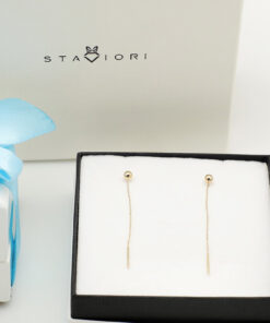 Alternative view of Piękne, złote długie kolczyki przewlekane, zakończone gładką kulką