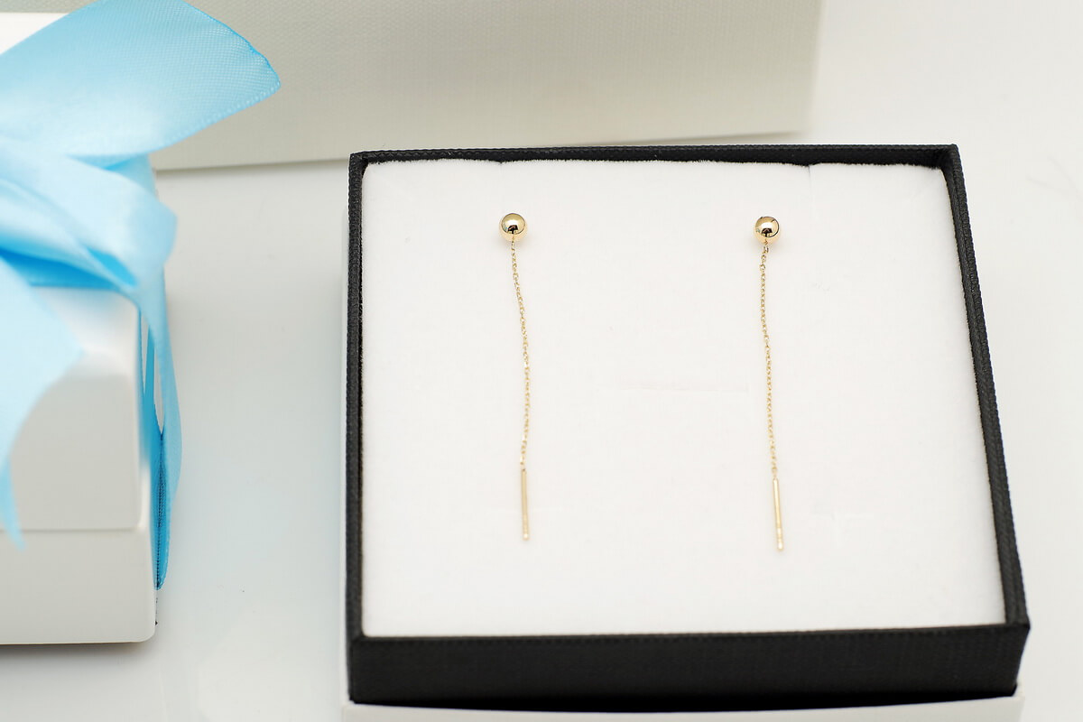 Piękne, złote długie kolczyki przewlekane, zakończone gładką kulką – Bild 3