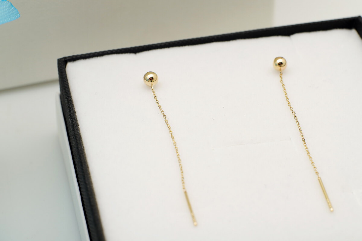 Piękne, złote długie kolczyki przewlekane, zakończone gładką kulką – Bild 4