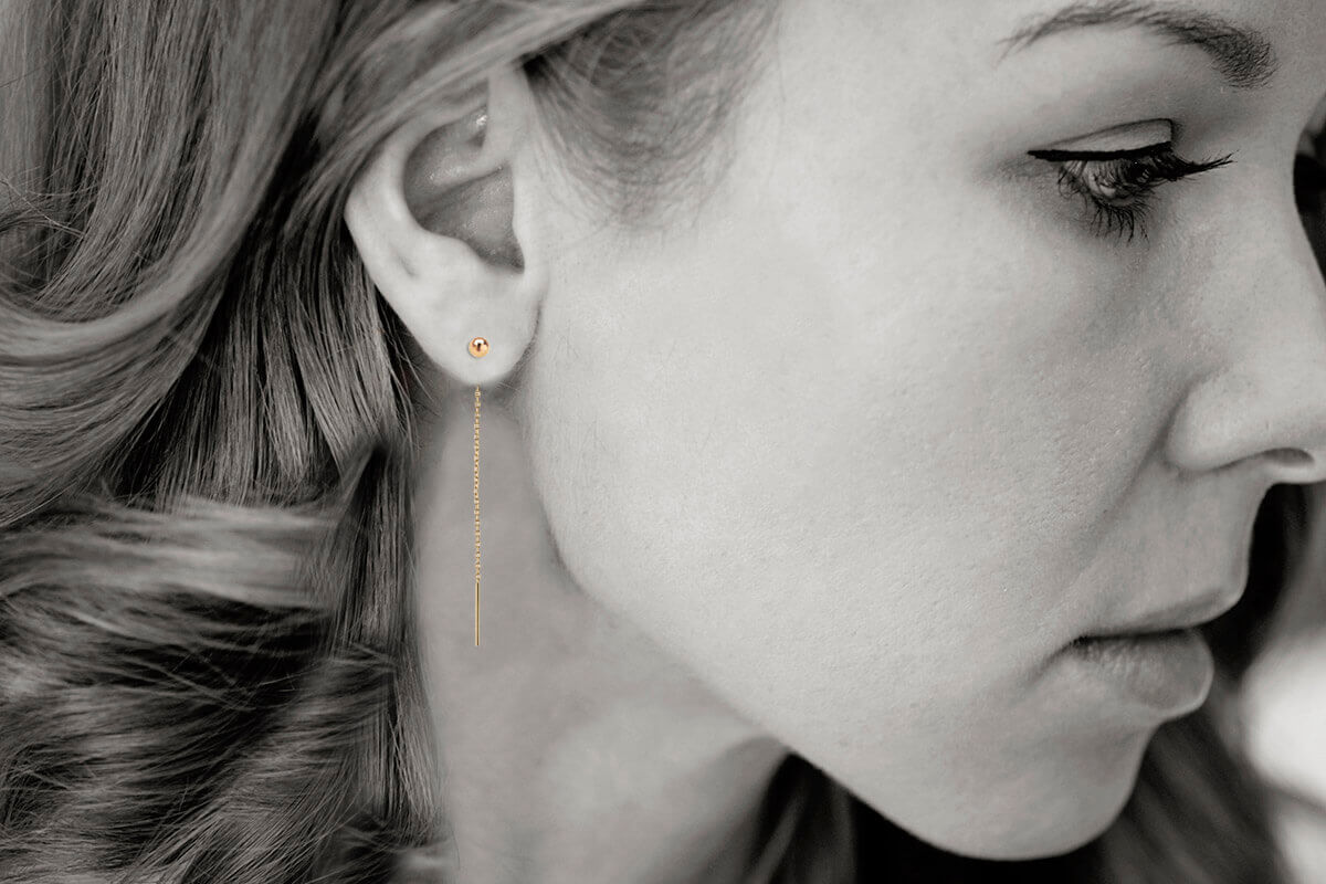 Piękne, złote długie kolczyki przewlekane, zakończone gładką kulką – Bild 5