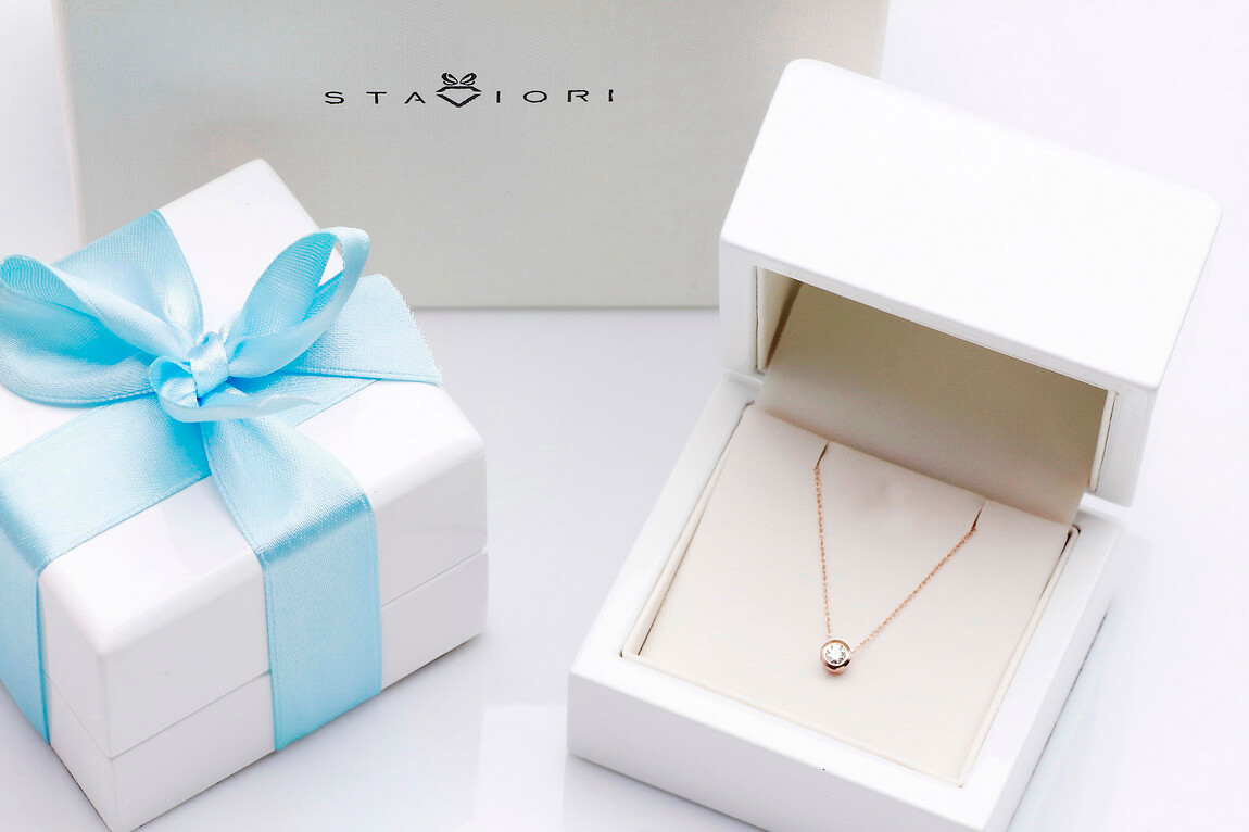 Naszyjnik celebrytka w różowym złocie z brylantem 0,15ct - obrazek 2