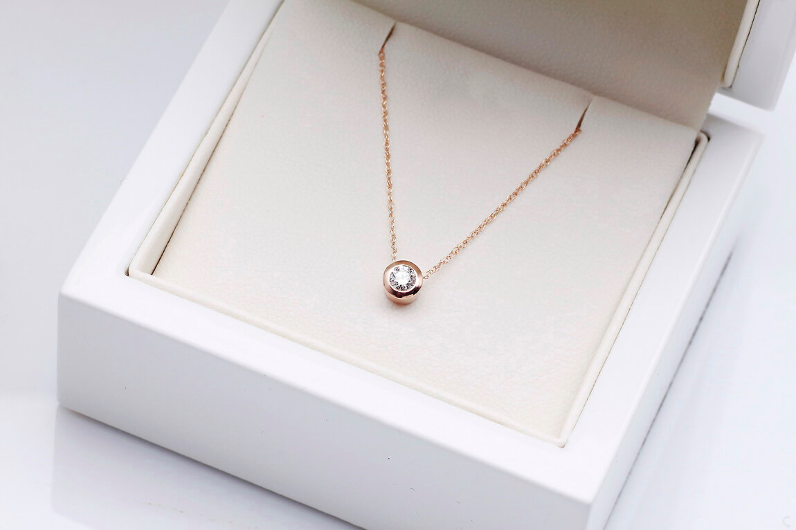 Naszyjnik celebrytka w różowym złocie z brylantem 0,15ct - obrazek 3