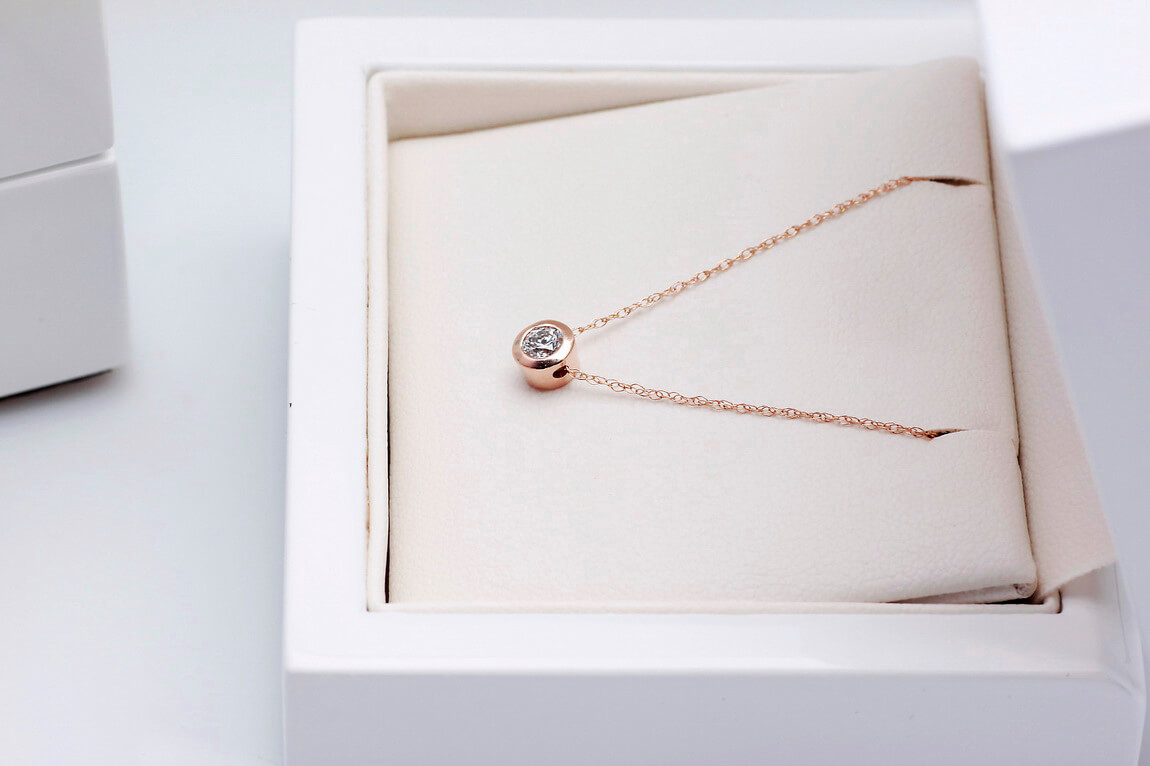 Naszyjnik celebrytka w różowym złocie z brylantem 0,15ct - obrazek 4