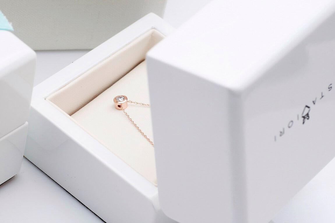 Naszyjnik celebrytka w różowym złocie z brylantem 0,15ct - obrazek 5