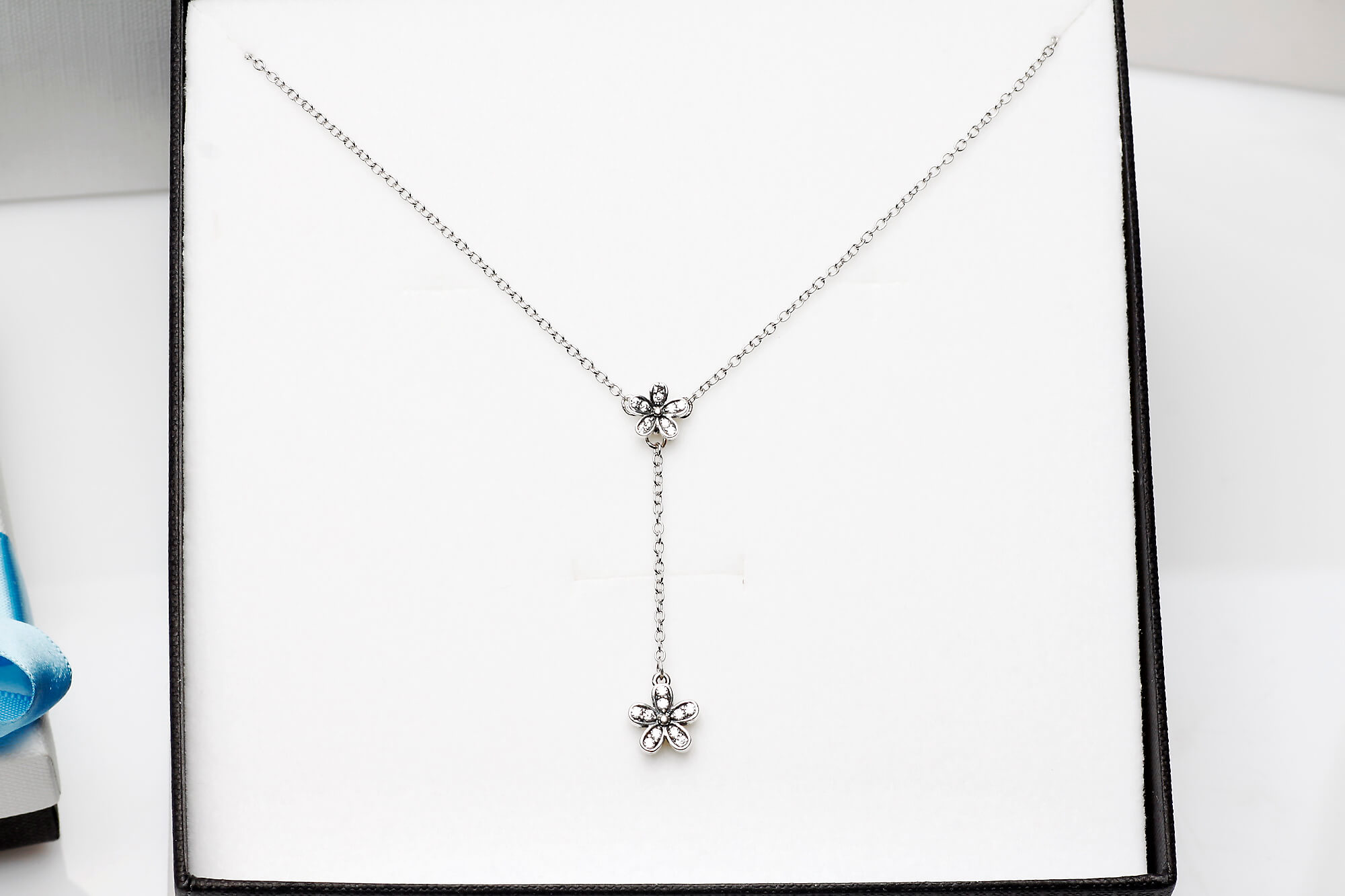 Srebrny naszyjnik oksydowany z kwiatkiem - obrazek 2