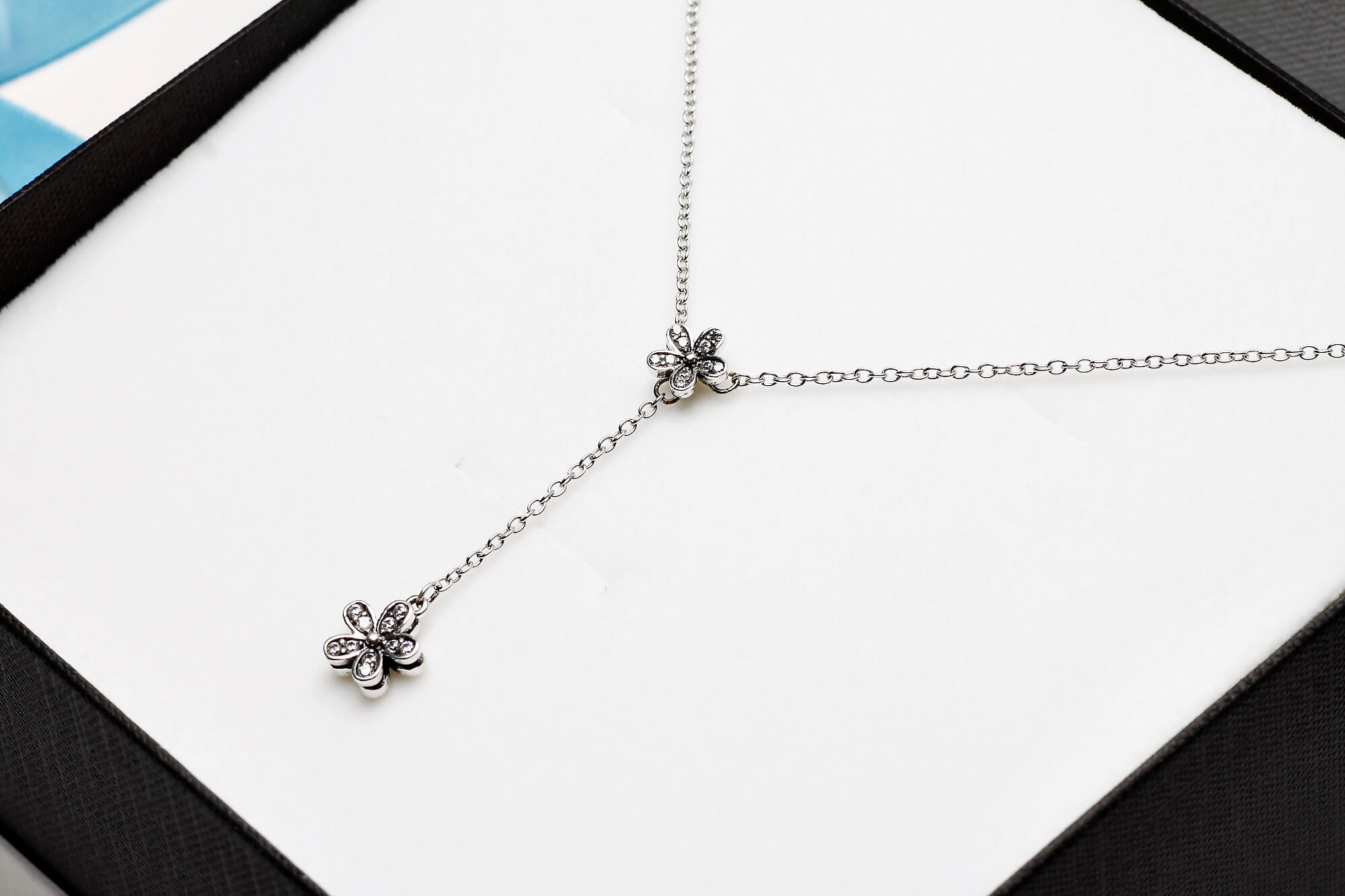 Srebrny naszyjnik oksydowany z kwiatkiem - obrazek 3