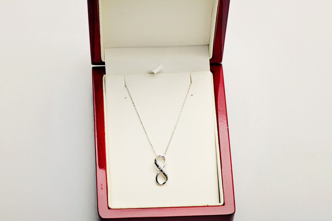 wisiorek nieskończoność z białymi i czarnymi diamentami - obrazek 3