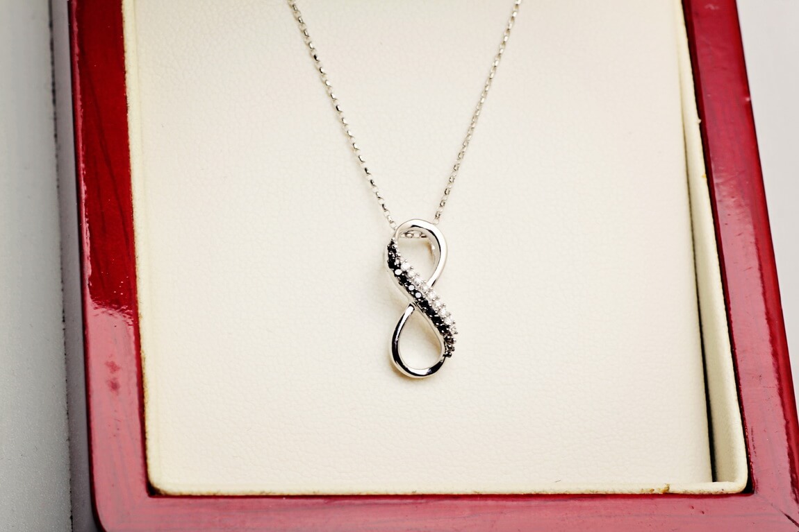 wisiorek nieskończoność z białymi i czarnymi diamentami - obrazek 4