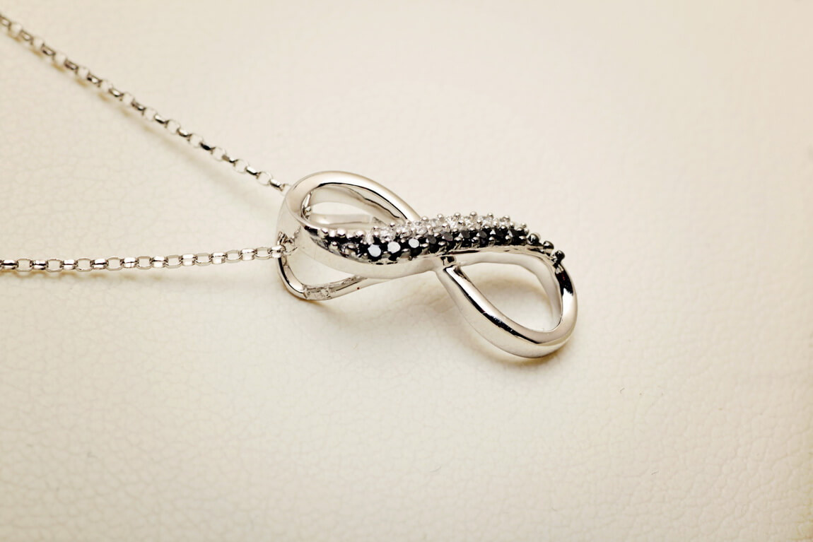 wisiorek nieskończoność z białymi i czarnymi diamentami - obrazek 5