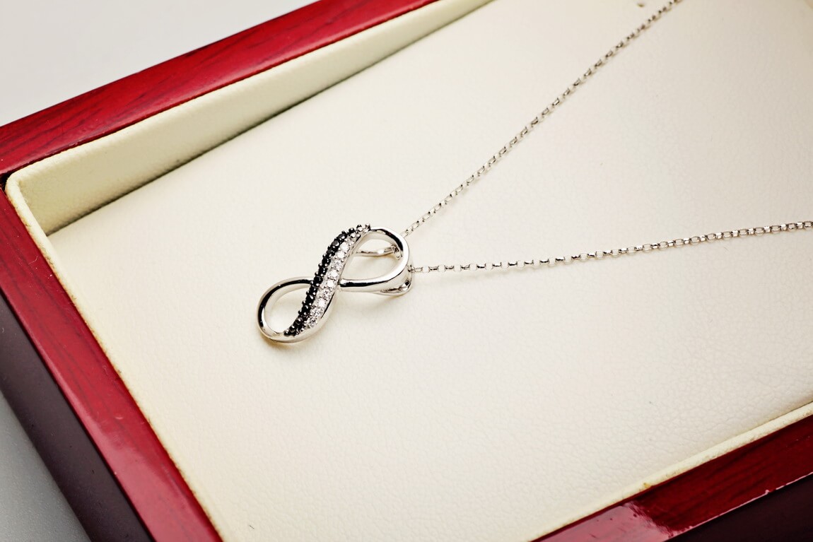 wisiorek nieskończoność z białymi i czarnymi diamentami - obrazek 6