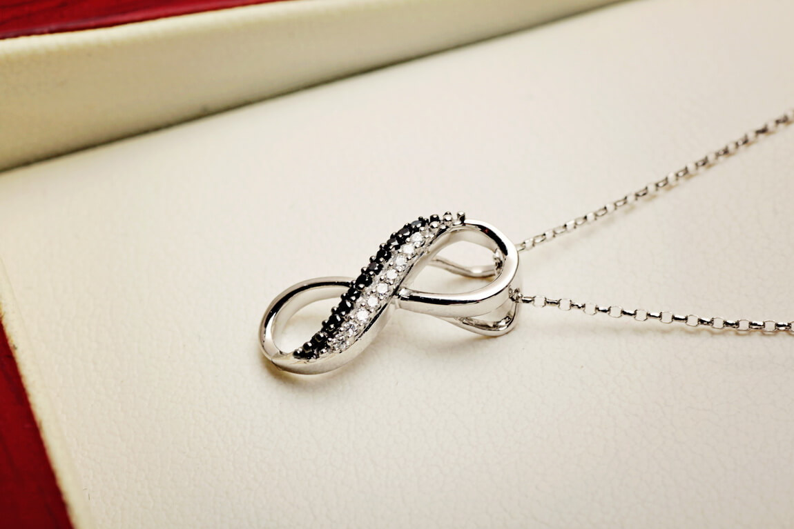 wisiorek nieskończoność z białymi i czarnymi diamentami - obrazek 7