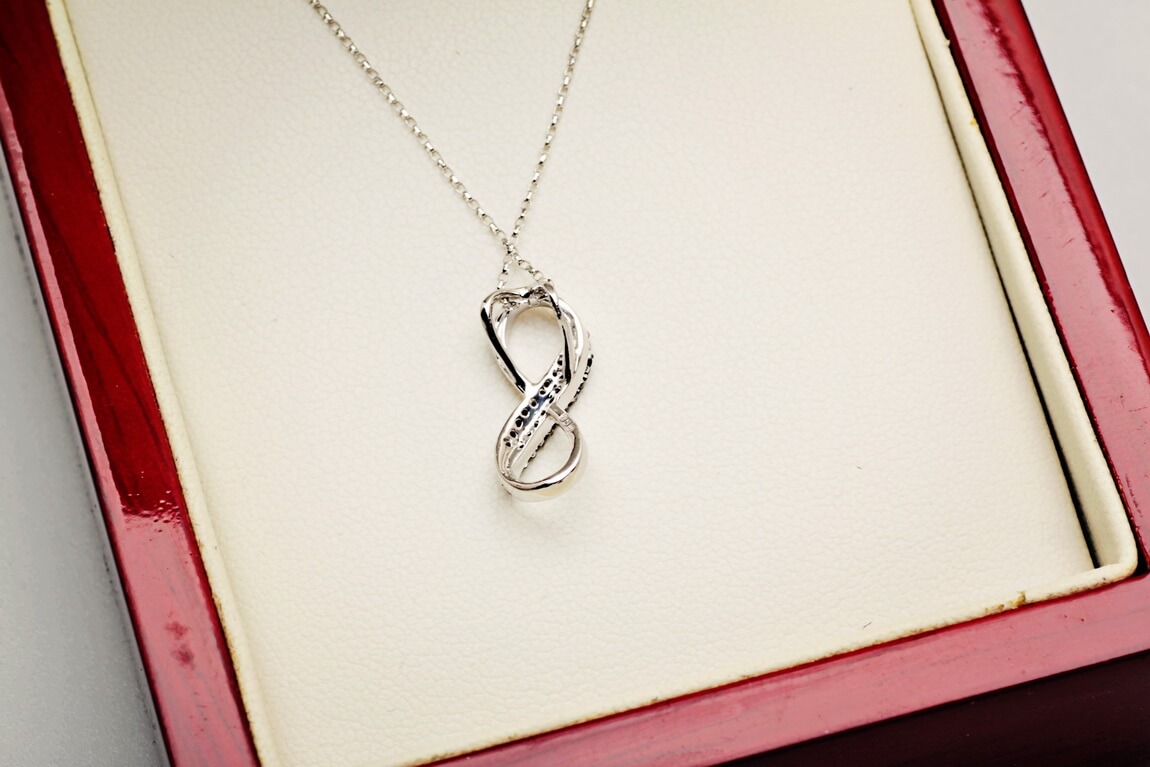 wisiorek nieskończoność z białymi i czarnymi diamentami - obrazek 8