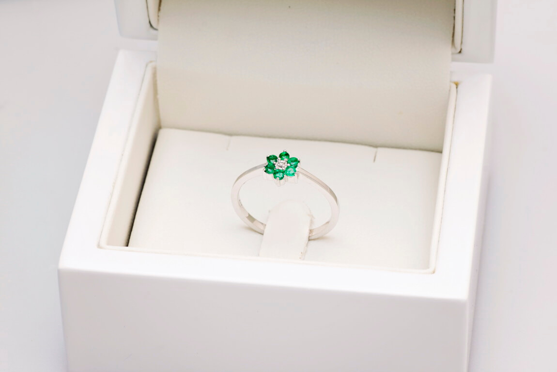 Śliczny pierścionek kwiatek ze szmaragdami i diamentem w białym złocie - Obrázek 4