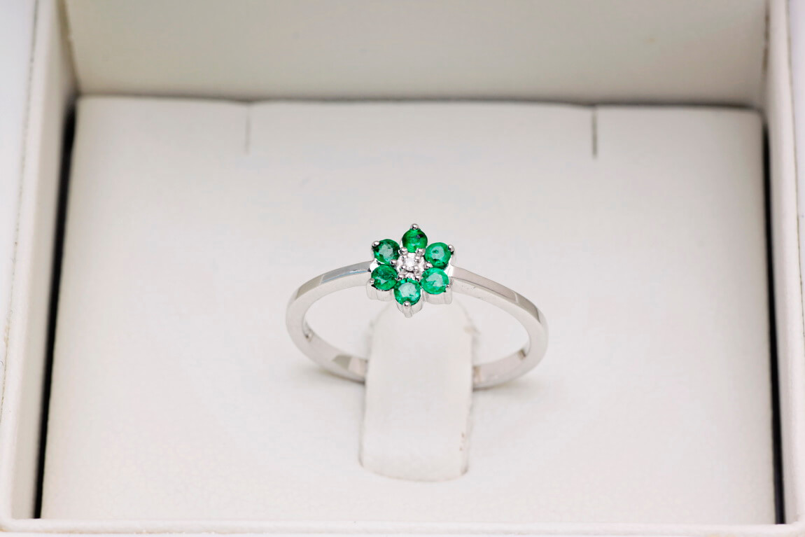 Śliczny pierścionek kwiatek ze szmaragdami i diamentem w białym złocie - Obrázek 5