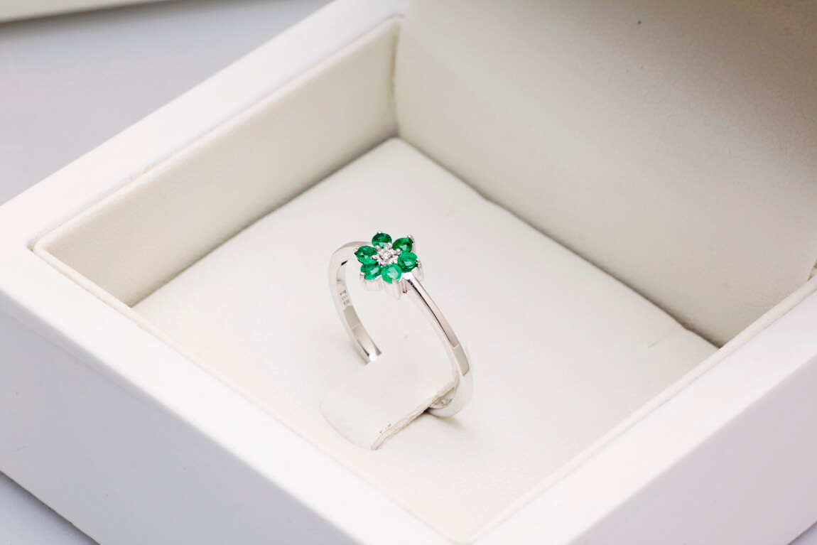 Śliczny pierścionek kwiatek ze szmaragdami i diamentem w białym złocie - Obrázek 7