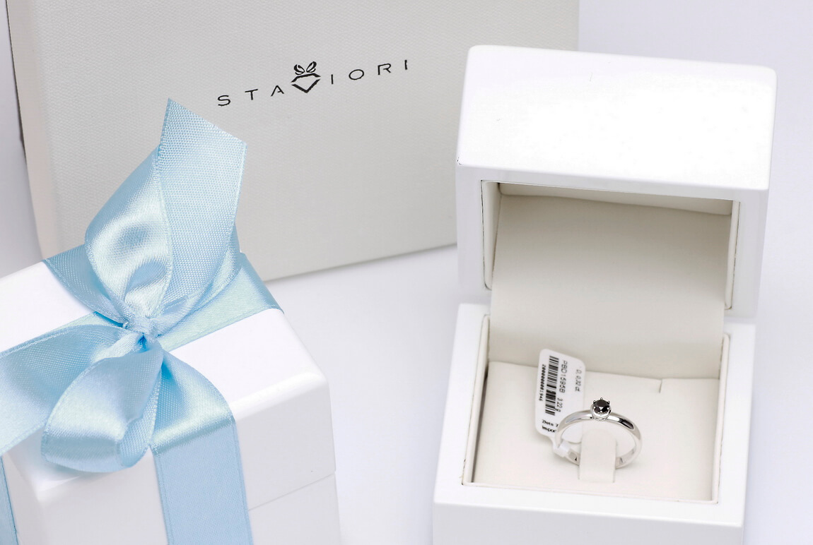 Pierścionek złoty z czarnym diamentem - obrazek 2