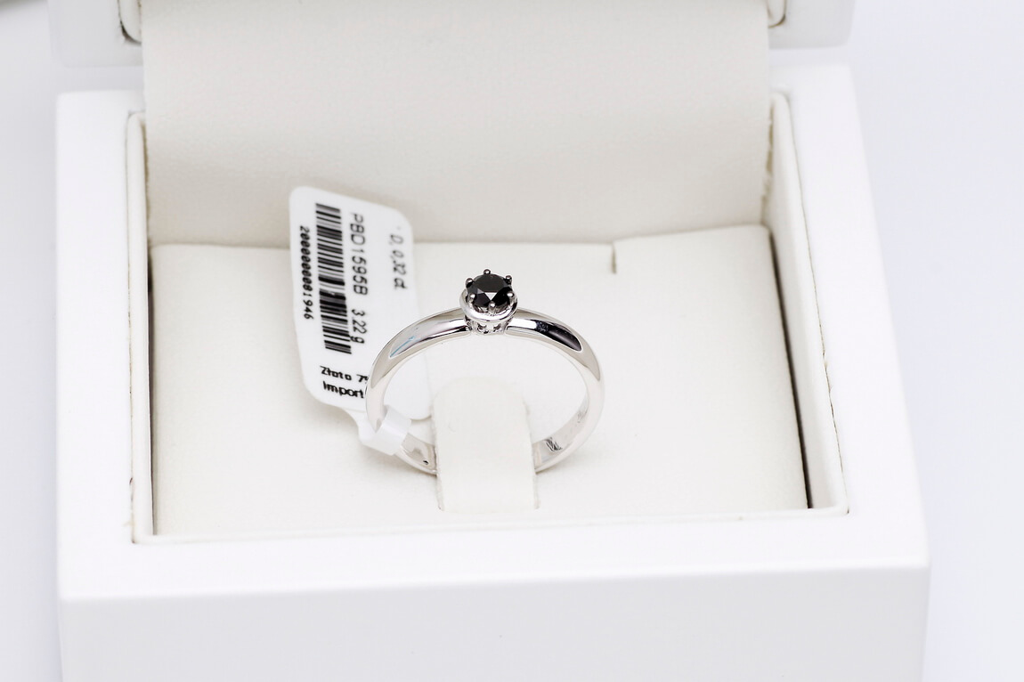 Pierścionek złoty z czarnym diamentem - obrazek 3