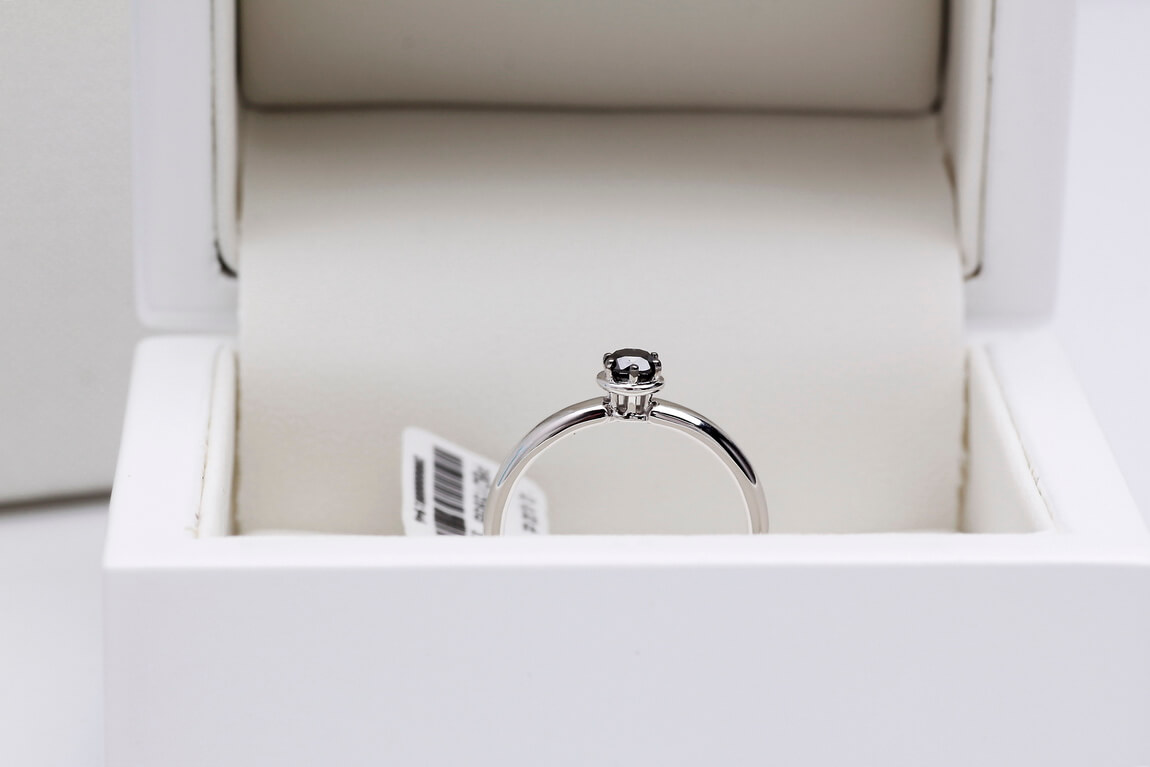 Pierścionek złoty z czarnym diamentem - obrazek 4