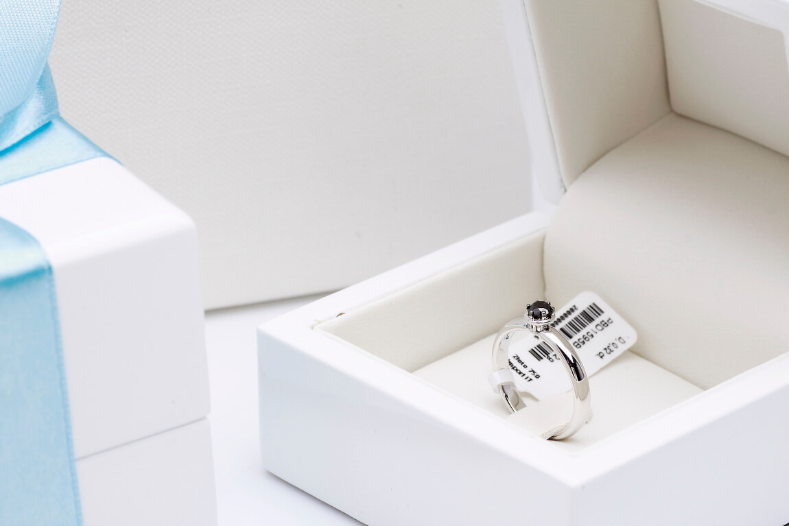 Pierścionek złoty z czarnym diamentem - obrazek 5