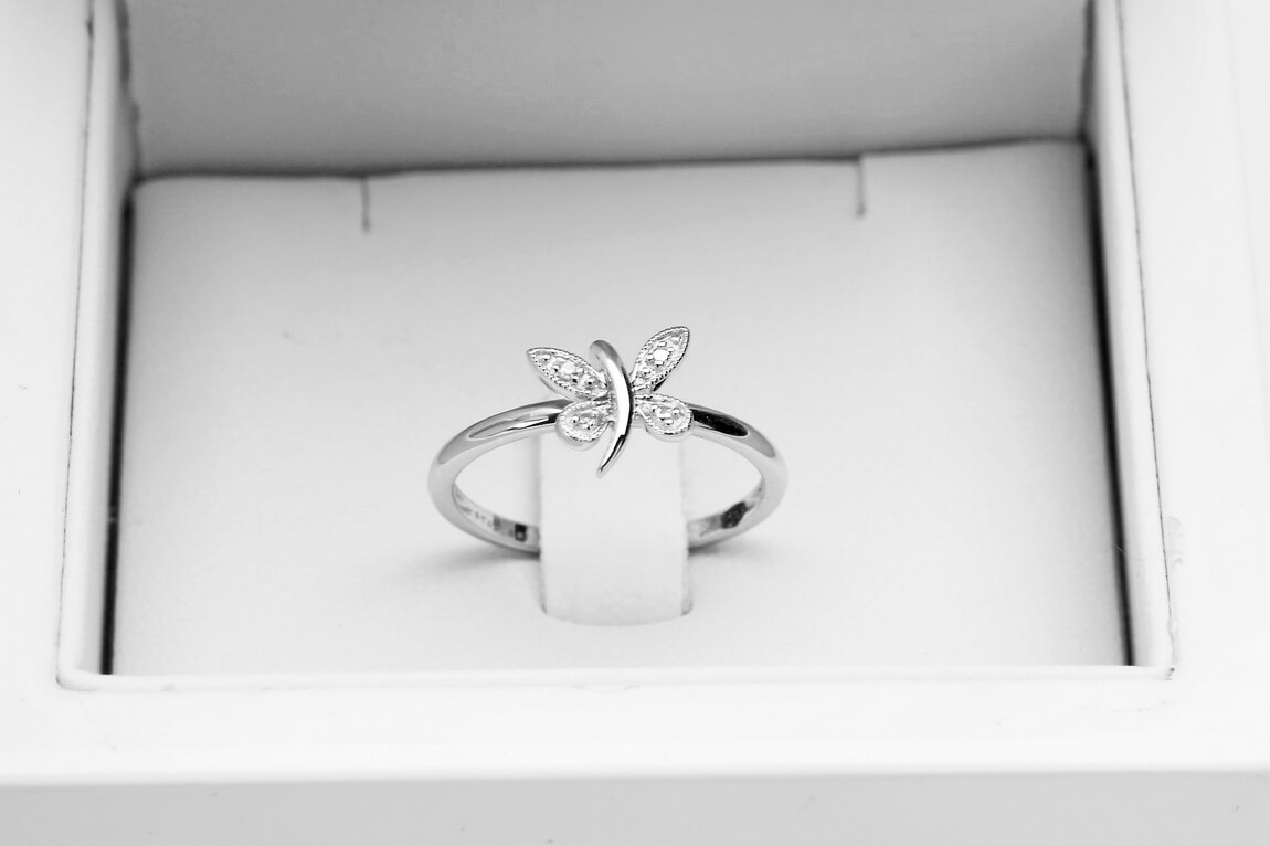 pierścionek motylek z białego złota z diamentem - obrazek 4