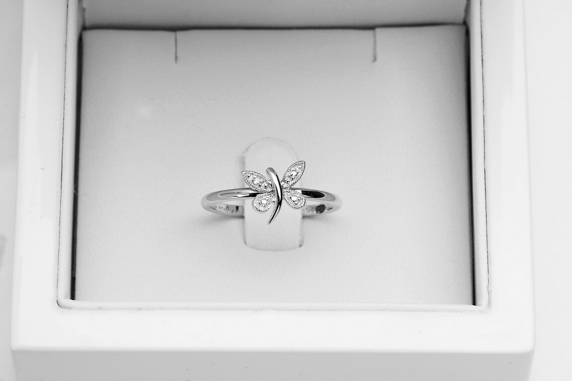pierścionek motylek z białego złota z diamentem - obrazek 6