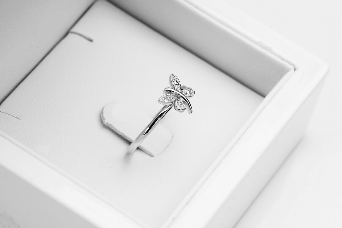 pierścionek motylek z białego złota z diamentem - obrazek 8