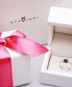 Alternative view of kwadratowy pierścionek z czarnymi i białymi diamentami