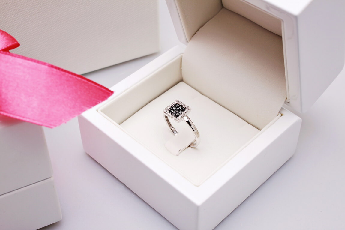 kwadratowy pierścionek z czarnymi i białymi diamentami - Obrázek 4