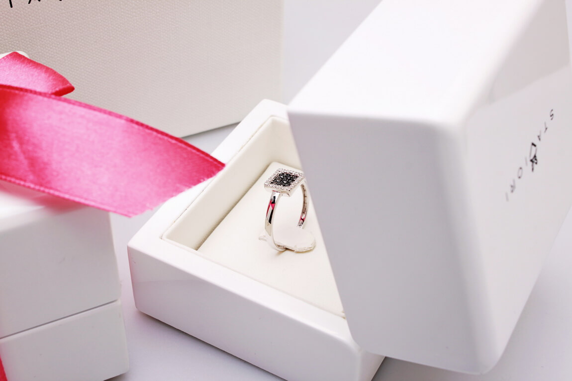 kwadratowy pierścionek z czarnymi i białymi diamentami - Obrázek 5