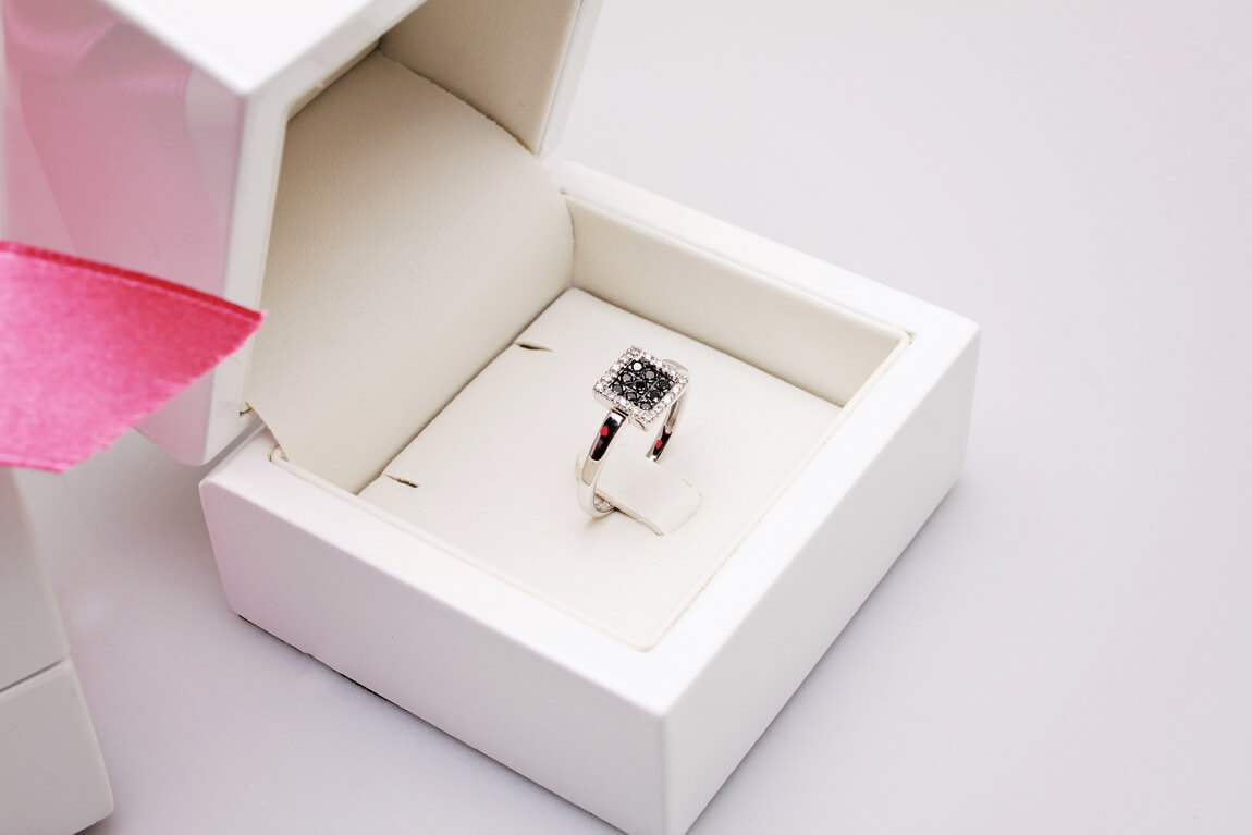 kwadratowy pierścionek z czarnymi i białymi diamentami - Obrázek 6